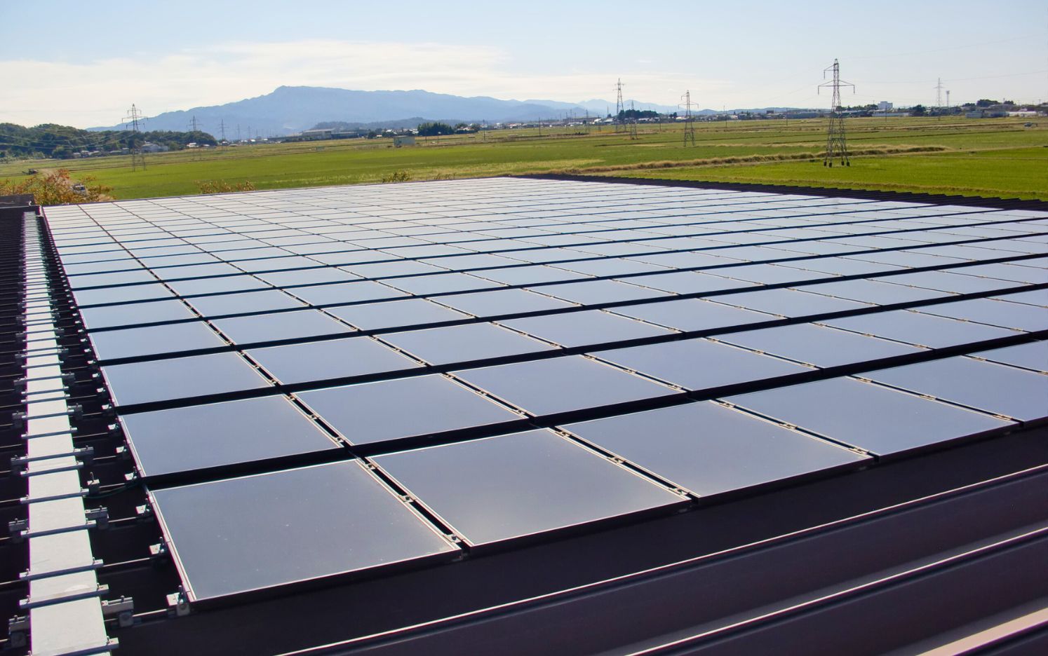 太陽光パネルをPPAにより導入。電気料金の値上げをきっかけに実施。全ての屋根にパネルが設置されており、全ての電力使用量の3割程度を再エネ電力で賄っている。